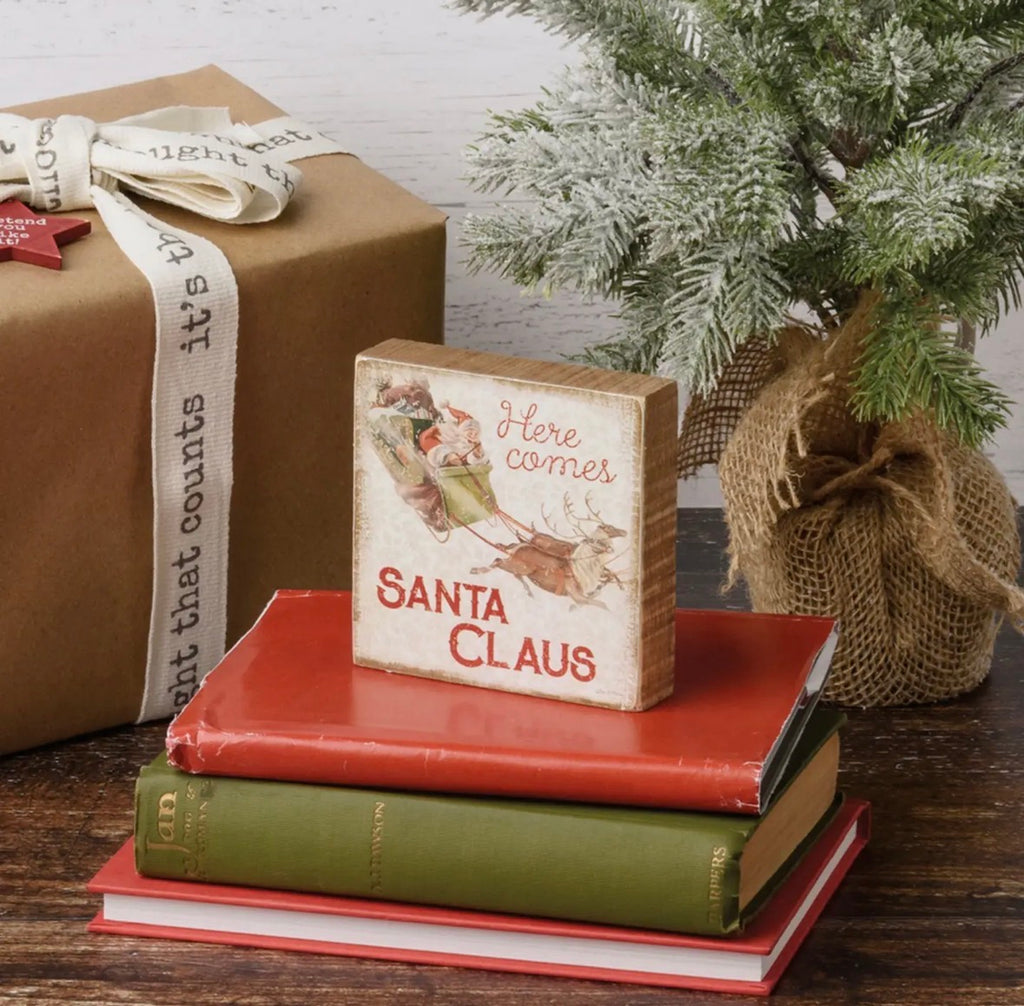 Here Comes Santa Claus Shelf Sitter